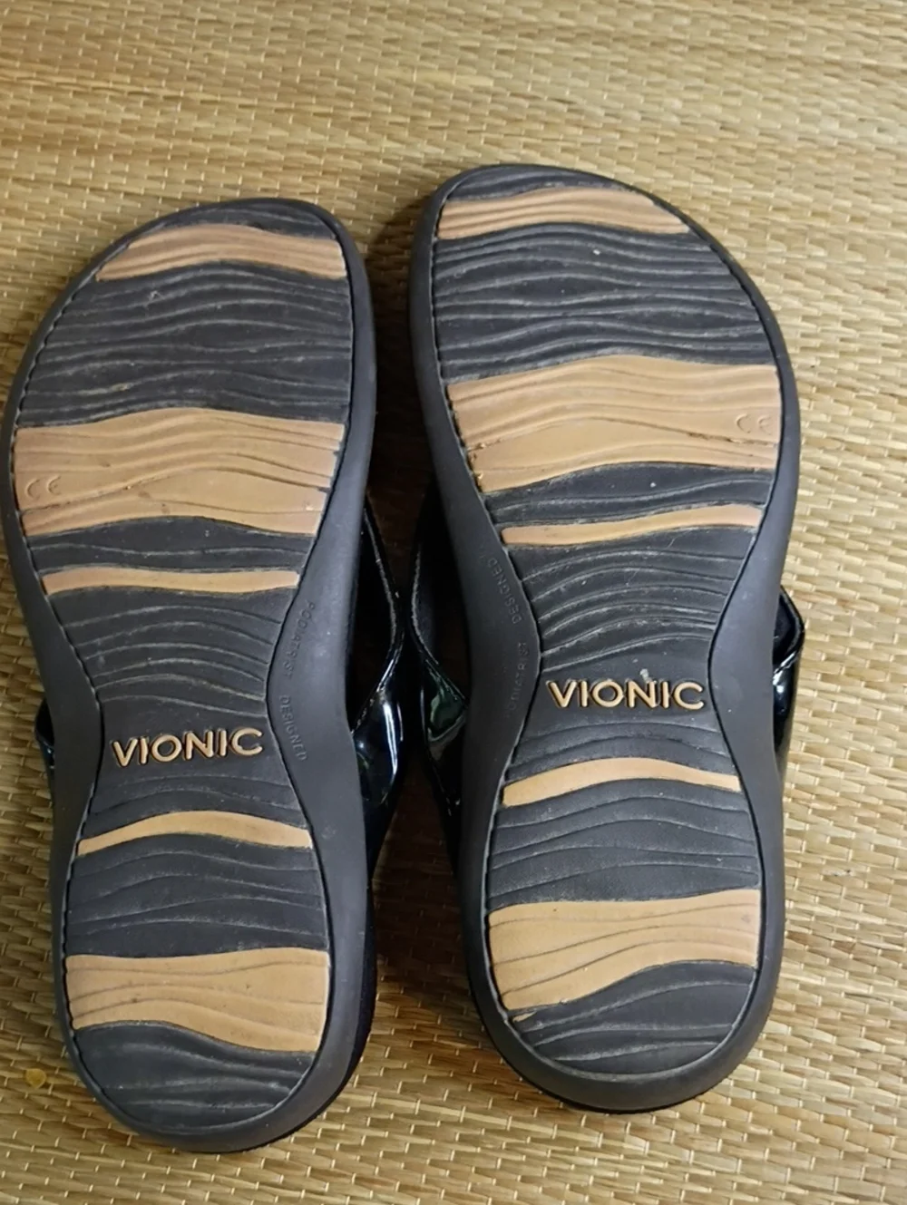 Vionic Women's Black Patent Bow Thong Sandals